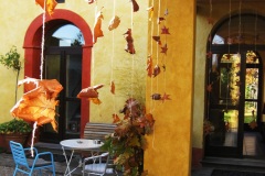 Herbstverzierungen-Innenhof