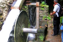 Besichtigung-der-Muehle-in-Loco